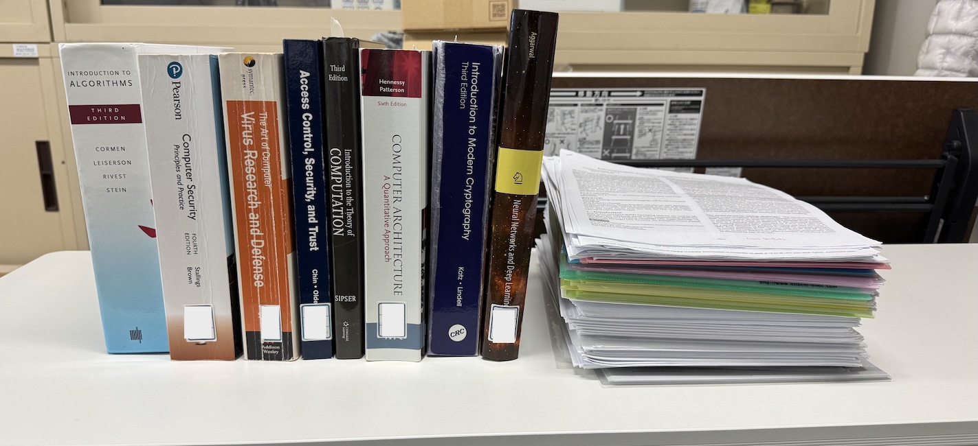 洋書のバイブルと英語論文の束