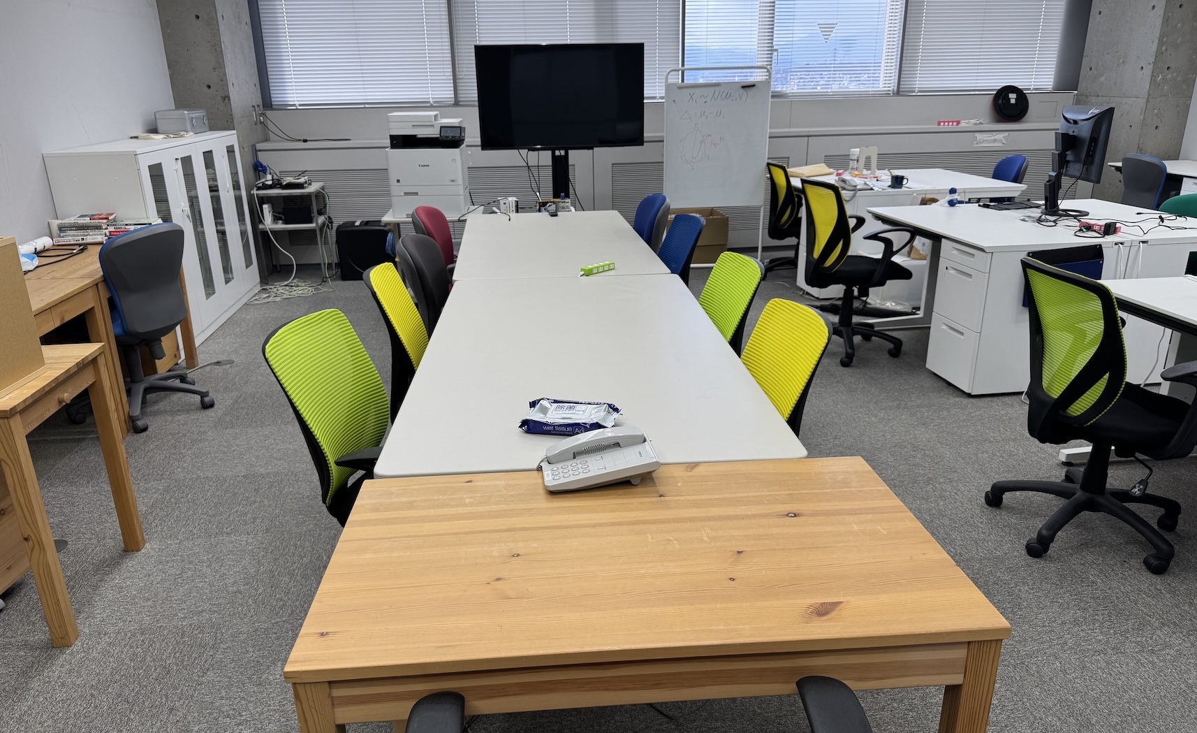 ミーティングテーブルと巨大モニター