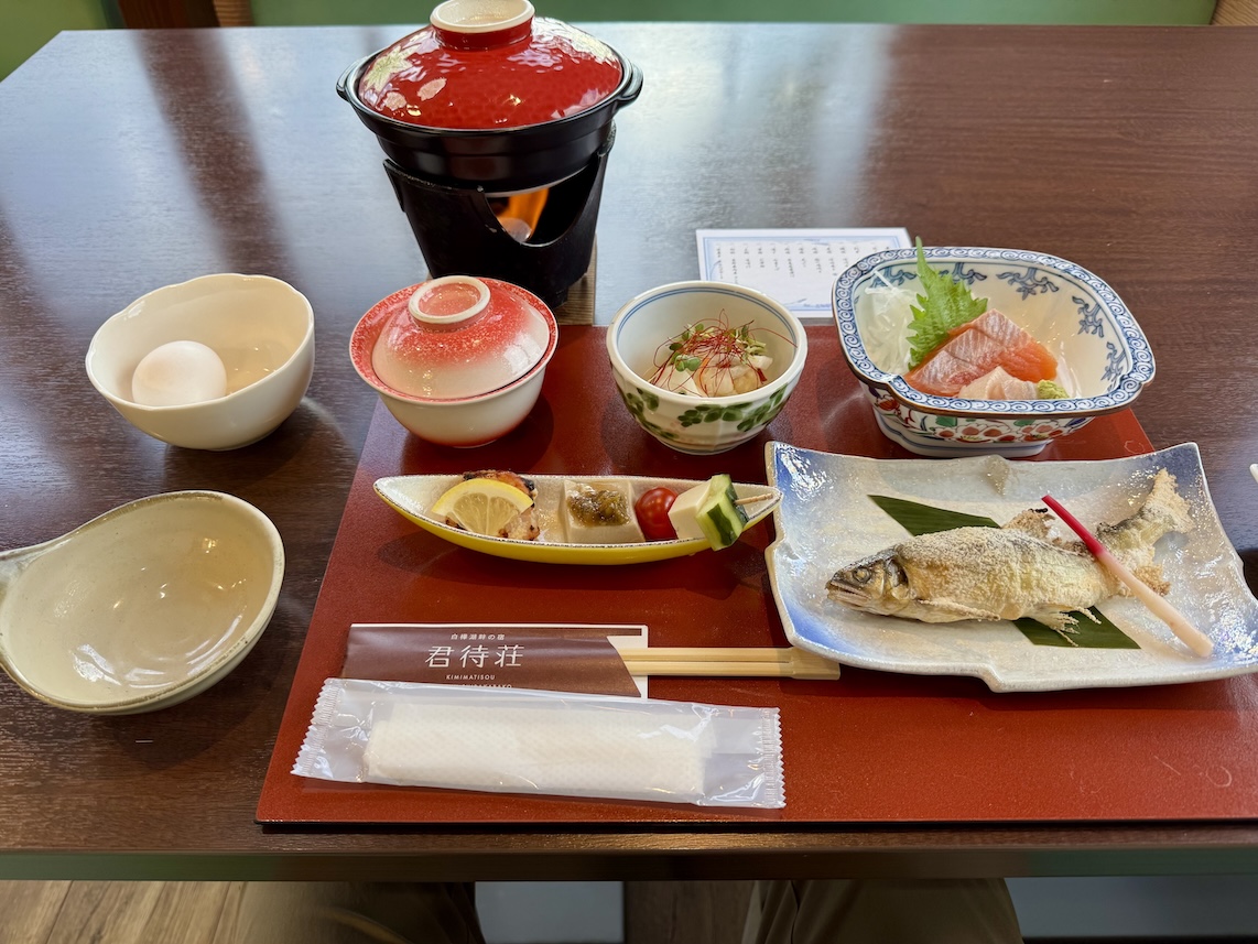Dinner set at Kimimatisou containing grilled fish and sashimi
